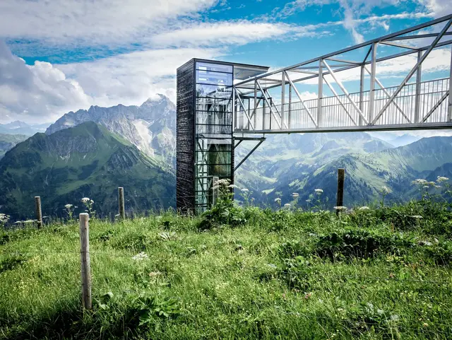 Panoramaaufzug am Walmendinger Horn im Kleinwalsertal in Vorarlberg mit Blick auf die umliegende Berglandschaft.