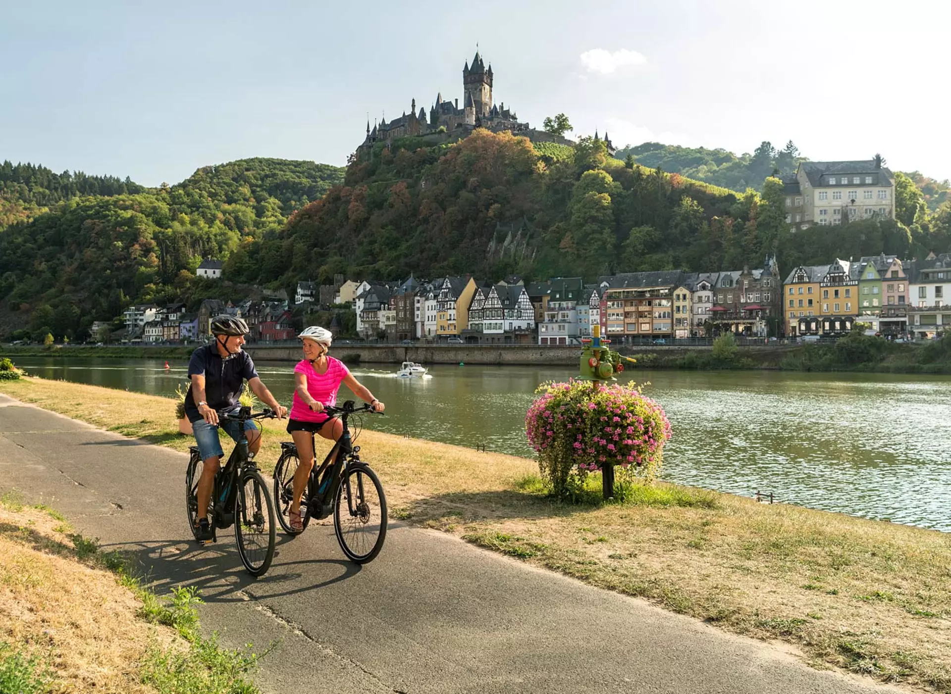 Radfahrer aufd em Mosel-Radweg bei Cochem - © Rheinland-Pfalz Tourismus GmbH, Dominik Ketz im Urlaub auf dem Weingut an der Mosel eine Radtour auf dem Mosel-Radweg machen
