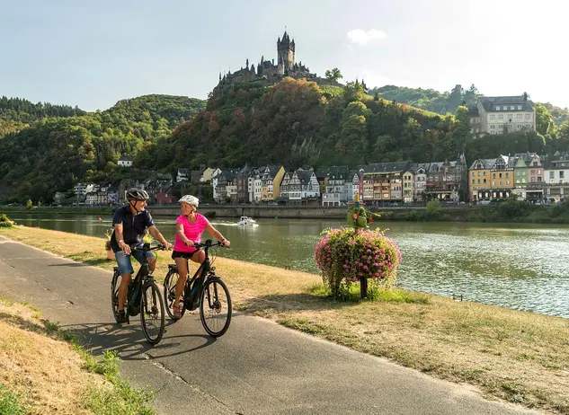 im Urlaub auf dem Weingut an der Mosel eine Radtour auf dem Mosel-Radweg machen