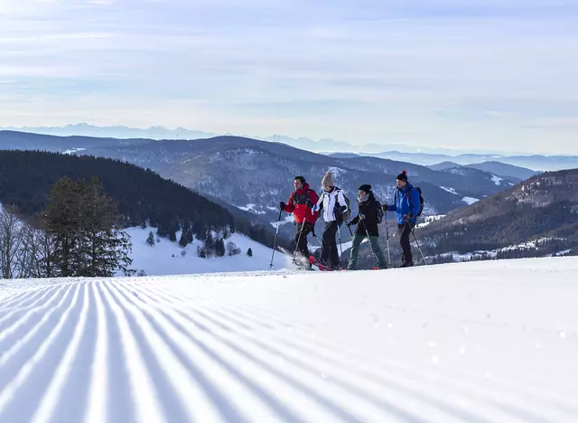 im Winterurlaub im Schwarzwald eine Schneeschuhwanderung zum Radschert machen