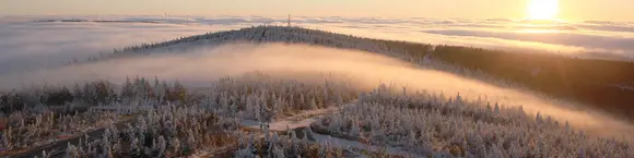 Bei einem Urlaub im Erzgebirge ist ein Ausflug auf den Fichtelberg empfehlenswert.