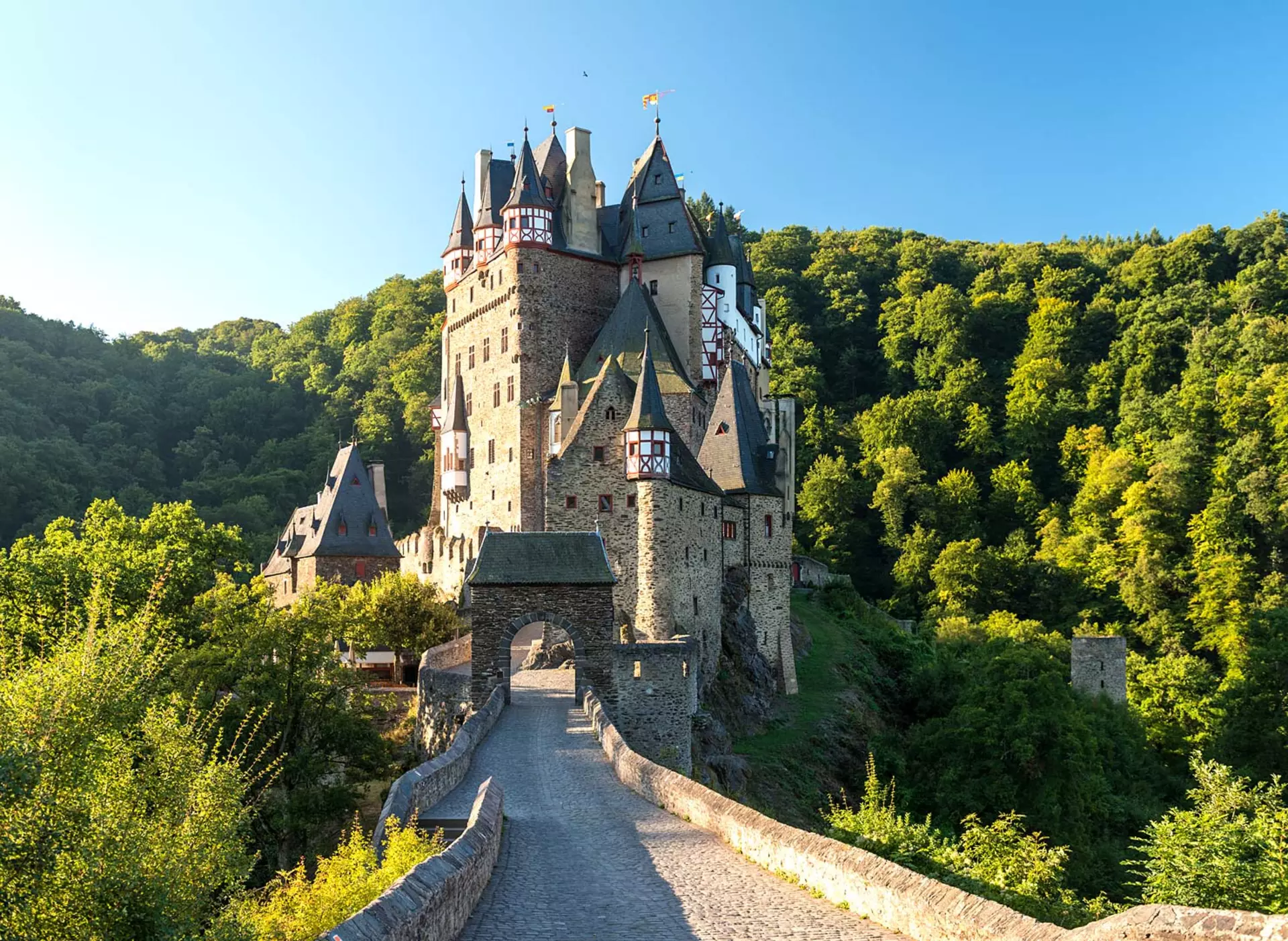 Burg Eltz in Münstermaifeld - © Rheinland-Pfalz Tourismus GmbH, Dominik Ketz im Urlaub an der Mosel die Burg Eltz, eine der bekanntesten Burgen Deutschlands besuchen