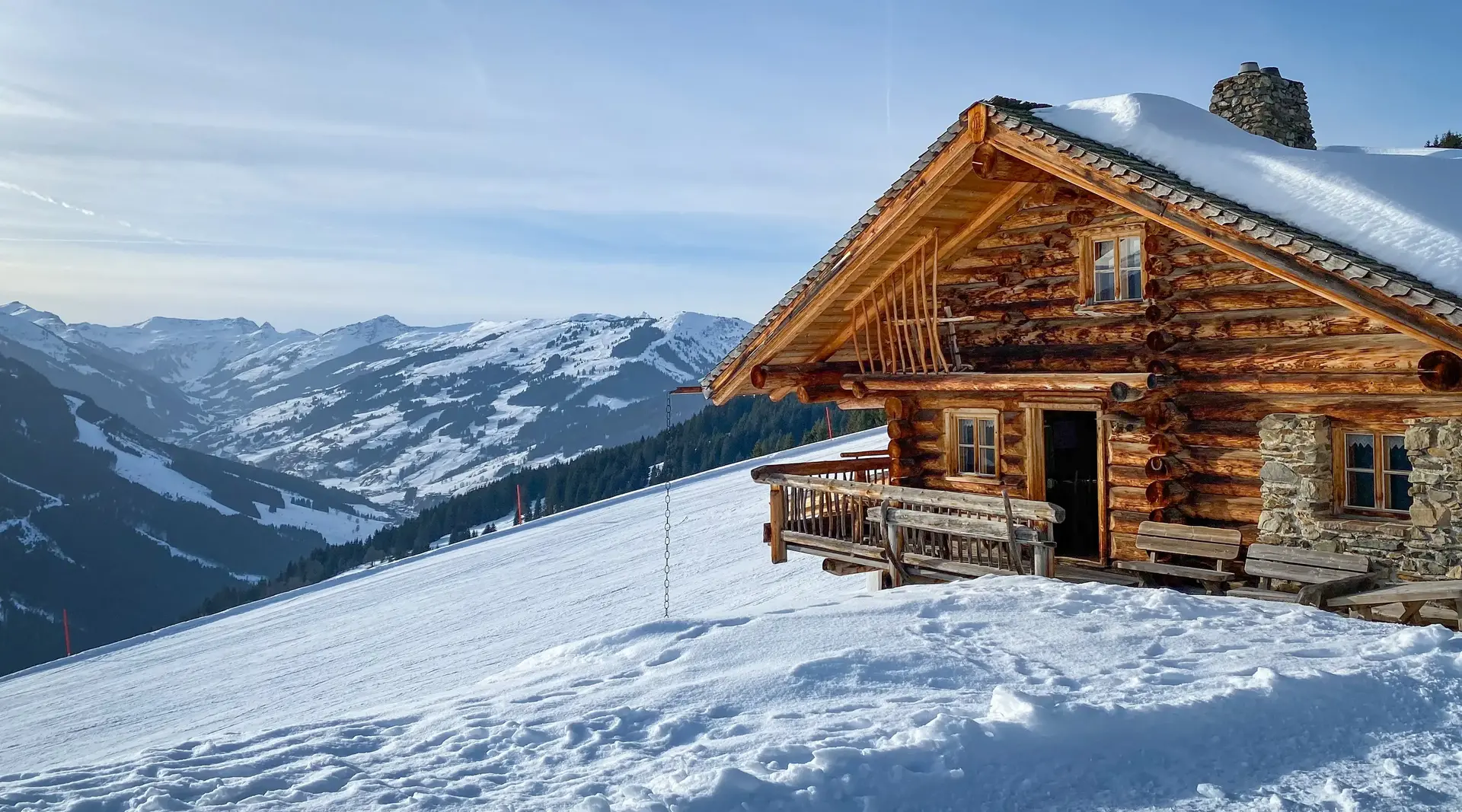 Holzhütte im Schnee in den Alpen