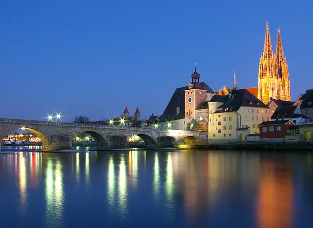im Urlaub in der Oberpfalz die Stadt Regensburg besuchen und bei Nacht über die Steinerne Brücke spazieren