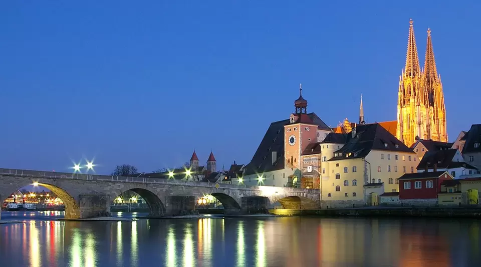 Regensburg in der Oberpfalz bei Nacht - © Pixabay.de, David Mark im Urlaub in der Oberpfalz die Stadt Regensburg besuchen und bei Nacht über die Steinerne Brücke spazieren