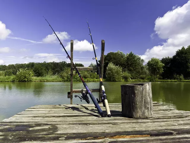 im Urlaub auf dem Landhof in Thüringen am Steg angeln