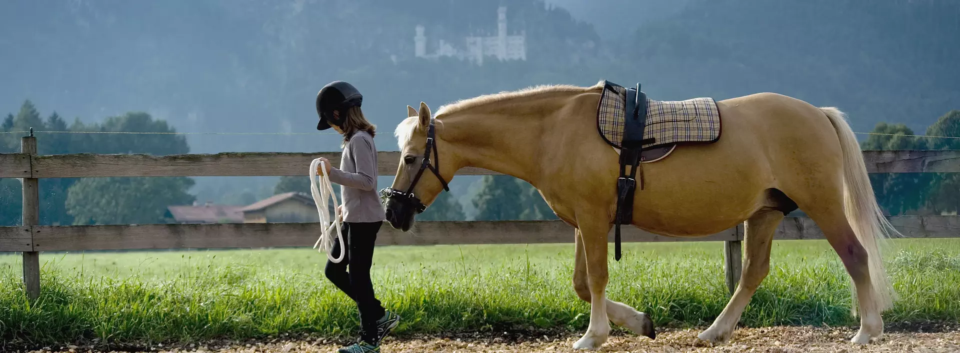 im Urlaub auf dem Reiterhof in Bayern Reitstunden auf dem Reitplatz bekommen