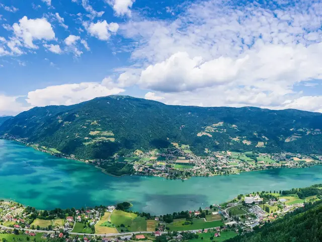 Ossiacher See – Panorama am See in Kärnten genießen - © mdworschak, AdobeStock Sommerliches Panorama des Ossiacher Sees mit türkisblauem Wasser und Berglandschaft in Kärnten.