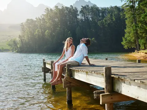 alt="Familie mit 2 Klindern radelt auf einem Feldweg im Wald"