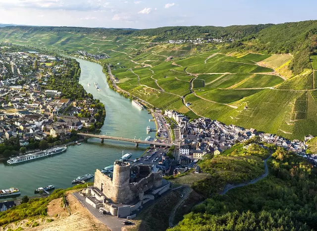 im Urlaub an der Mosel die Burgruine Landshut besuchen und einen herrlichen Ausblick auf Bernkastel genießen