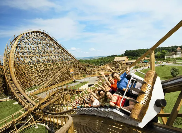 Achterbahn im Erlebnispark Trippsdrill - © Erlebnispark Tripsdrill GmbH & Co. KG, im Urlaub auf dem Bauernhof im Heilbronner Land den Erlebnispark Trippsdrill besuchen und mit der Achterbahn fahren