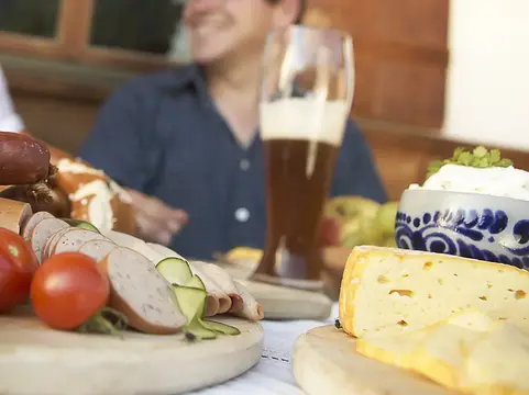 Wurst und Käse beim Bauern genießen - © Blauer Gockel, alt="Hausgemachte Produkte im Urlaub auf dem Bauernhof genießen"