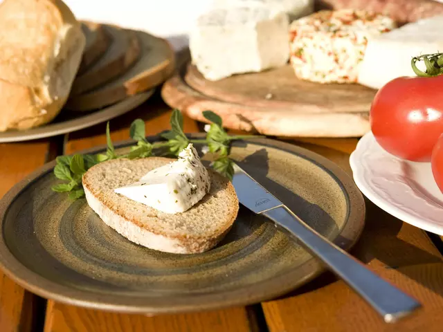 im Urlaub auf dem Biohof in Thüringen eine Brotzeit mit Käse genießen