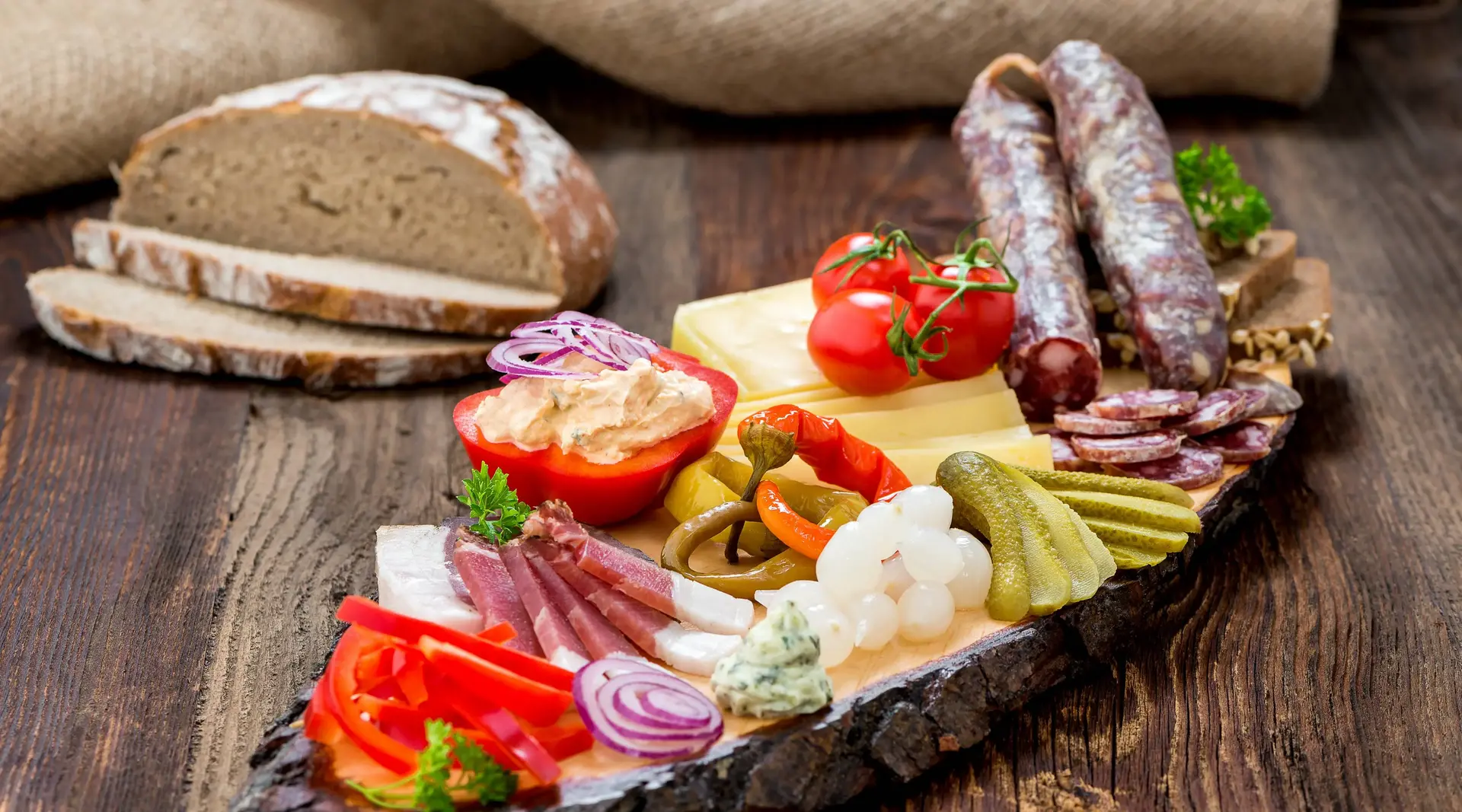 Kärntner Jause genießen – Regionaler Genuss auf dem Bauernhof - © Lumixera, AdobeStock Traditionelle Kärntner Jause mit regionalem Brot, Käse, Speck, Wurst und Hofprodukten auf einem Bauernhof in Kärnten.