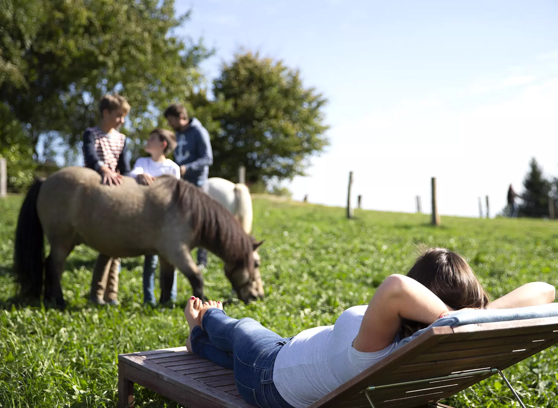 Familienauszeit auf dem Bauernhof - © Urlaub auf dem Bauernhof SH e.V., Timon Suhk im Urlaub auf dem Bauernhof in Schleswig-Holstein Zeit mit der Familie verbringen und eine Auszeit genießen