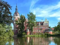 Bei einem Urlaub in der Oberlausitz sollten Sie den Fürst-Pückler-Park in Bad Muskau besuchen.