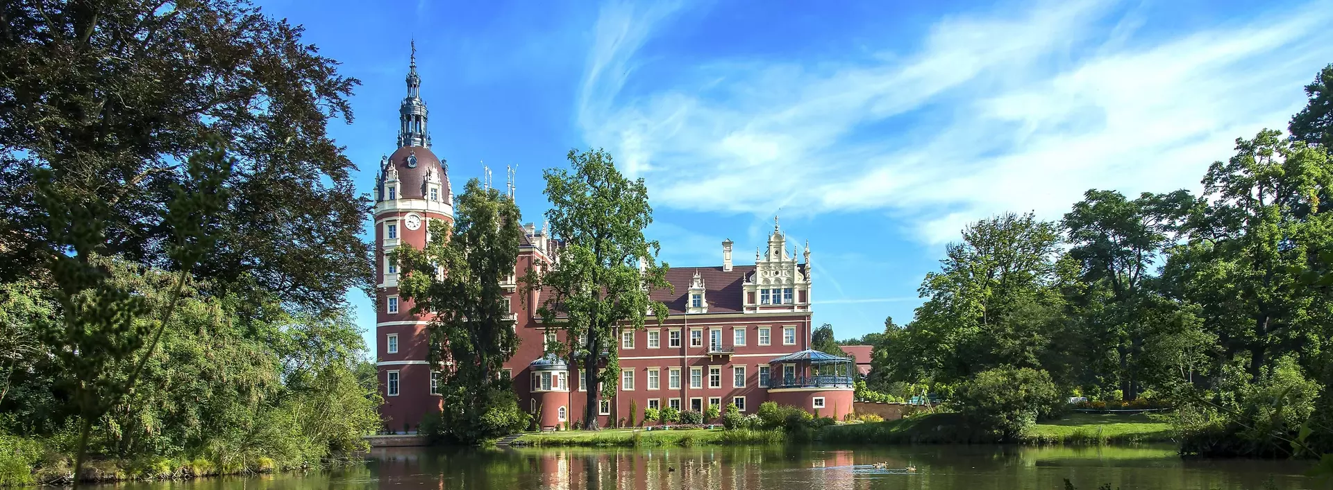 Bei einem Urlaub in der Oberlausitz sollten Sie den Fürst-Pückler-Park in Bad Muskau besuchen.