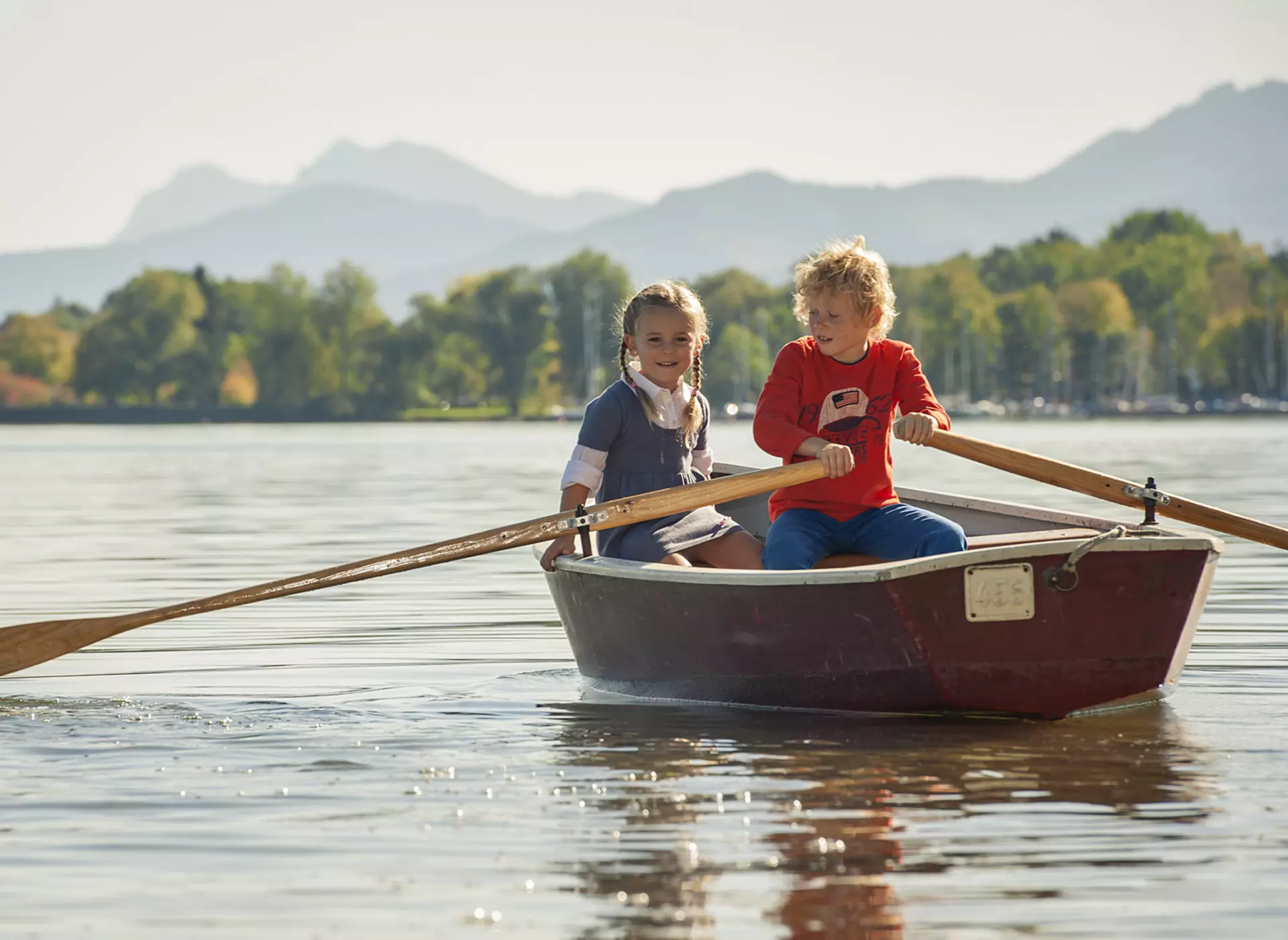 Kinder im Ruderboot auf dem Chiemsee - © , Chiemsee-Alpenland Tourismus im Familienurlaub auf dem Bauernhof am Chiemsee entdecken Kinder im Ruderboot den See