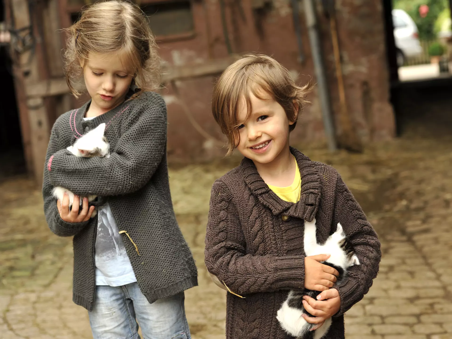 Familienurlaub: Kinder entdecken den Bauernhof, füttern und streicheln Tiere