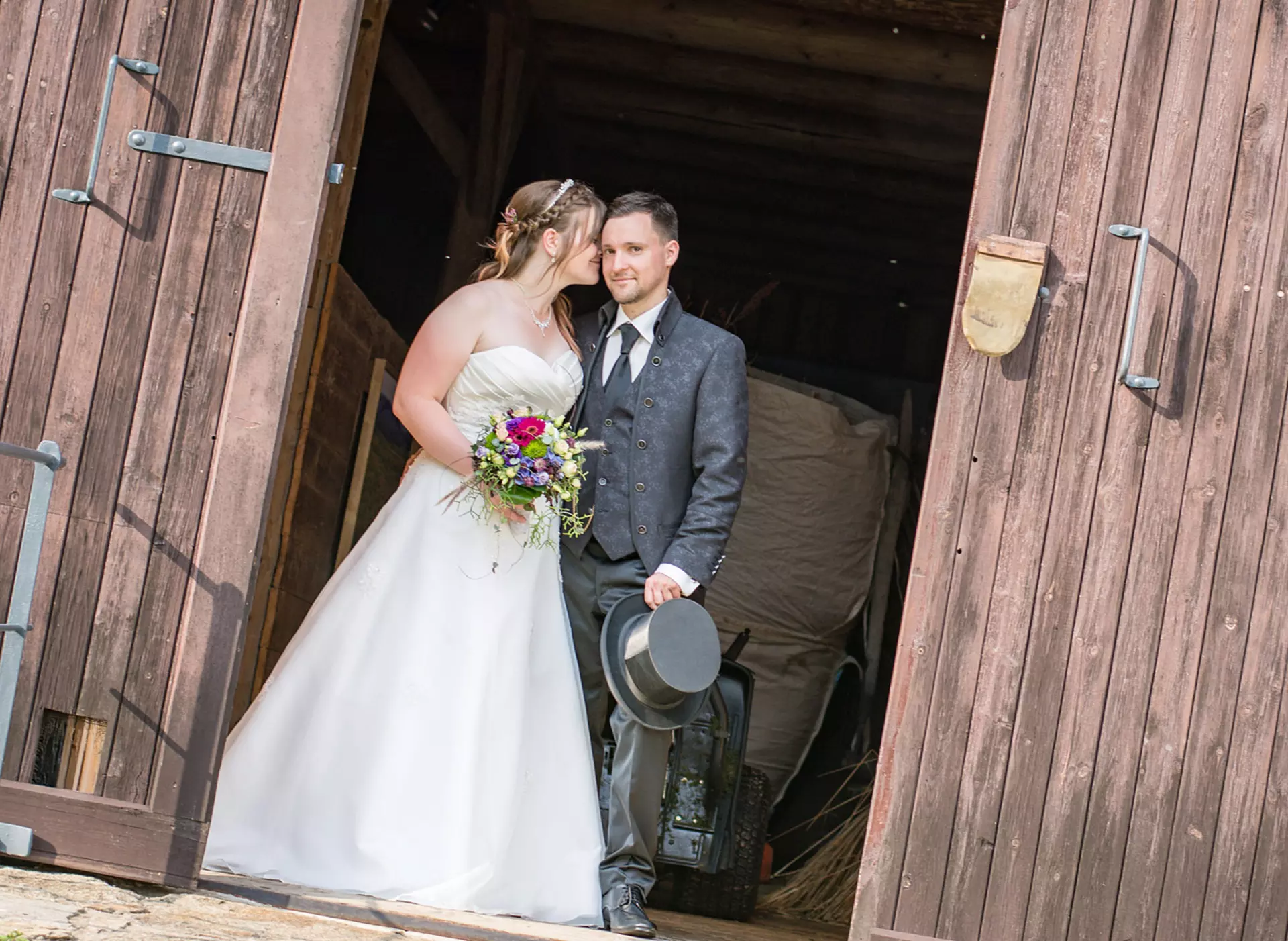 Brautpaar vor der Scheune - © Pixabay.com, Felix Heidrich Hochzeit feiern auf dem Land: Fotoshooting mit dem Brautpaar