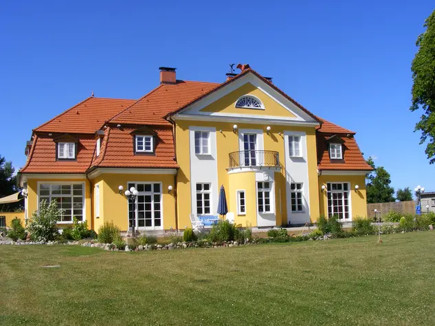 Auf der Insel Rügen steht das Herrenhaus Poppelvitz