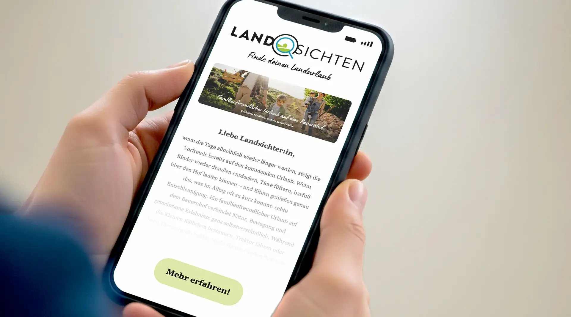 Zwei Hände halten ein Smartphone mit dem Landsichten Newsletter voller Inspirationen für Urlaub auf dem Land.
