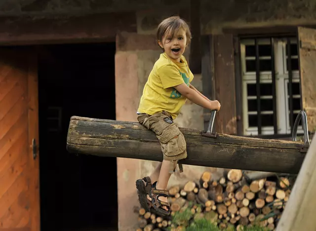 im Urlaub auf dem Kinderbauernhof im Schwarzwald auf dem Spielplatz toben