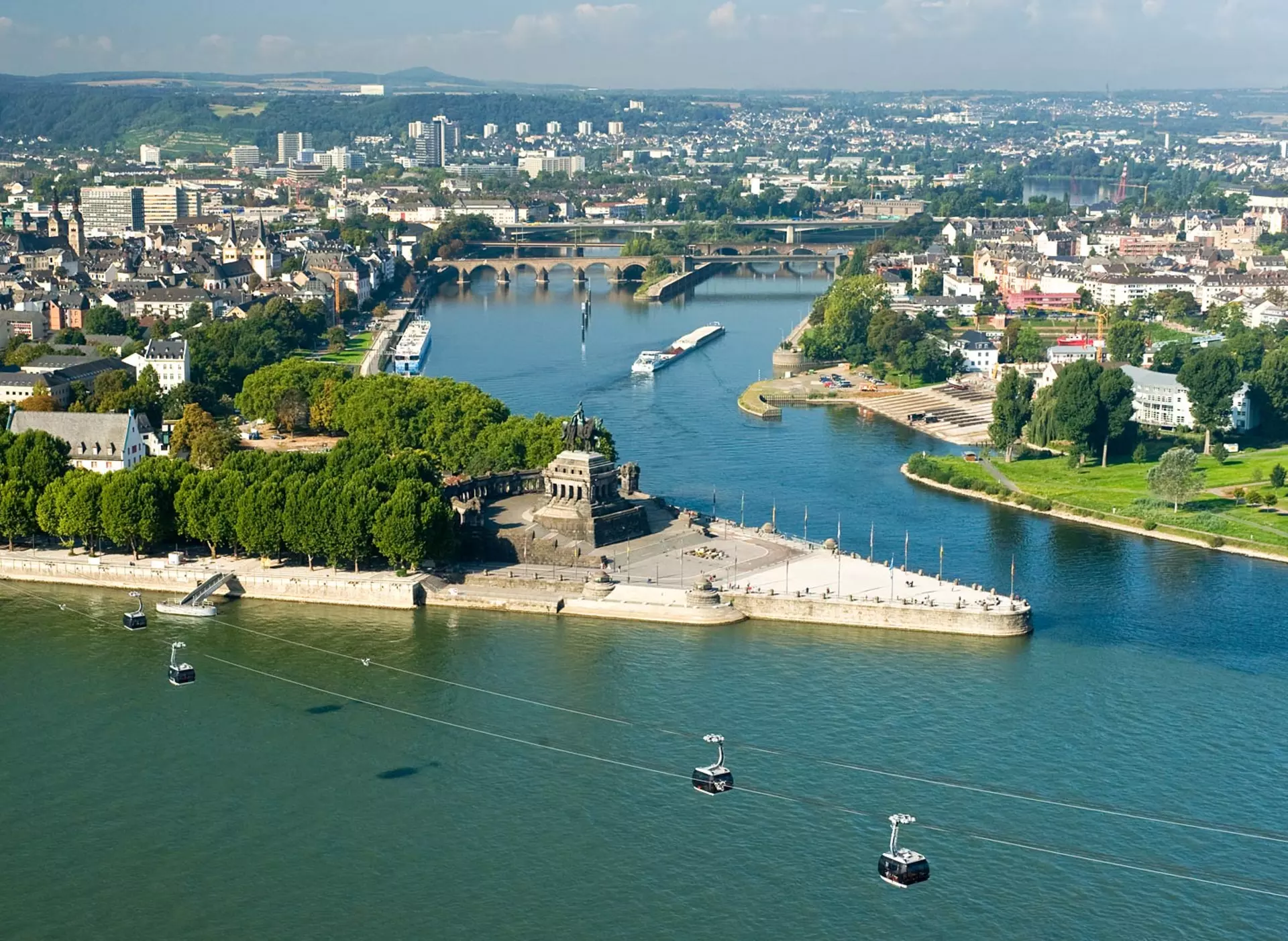 Deutsches Eck in Koblenz - © Rheinland-Pfalz Tourismus GmbH, Dominik Ketz im Urlaub auf dem Weingut an der Mosel und am Rhein einen Auflug nach Koblenz zum Deutschen Eck machen