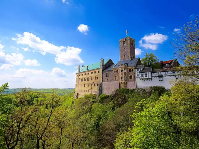 Viele Gäste besuchen bei einem Urlaub im Thüringer Wald die Wartburg in Eisenach.