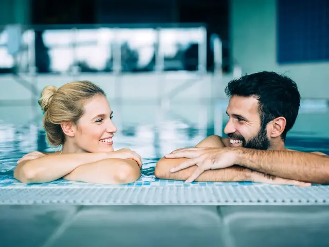 Wellnessurlaub auf dem Land – entspannen im Pool zu zweit - © AdobeStock - NDABCREATIVITY Paar entspannt gemeinsam im Pool während eines Wellnessurlaubs auf dem Land