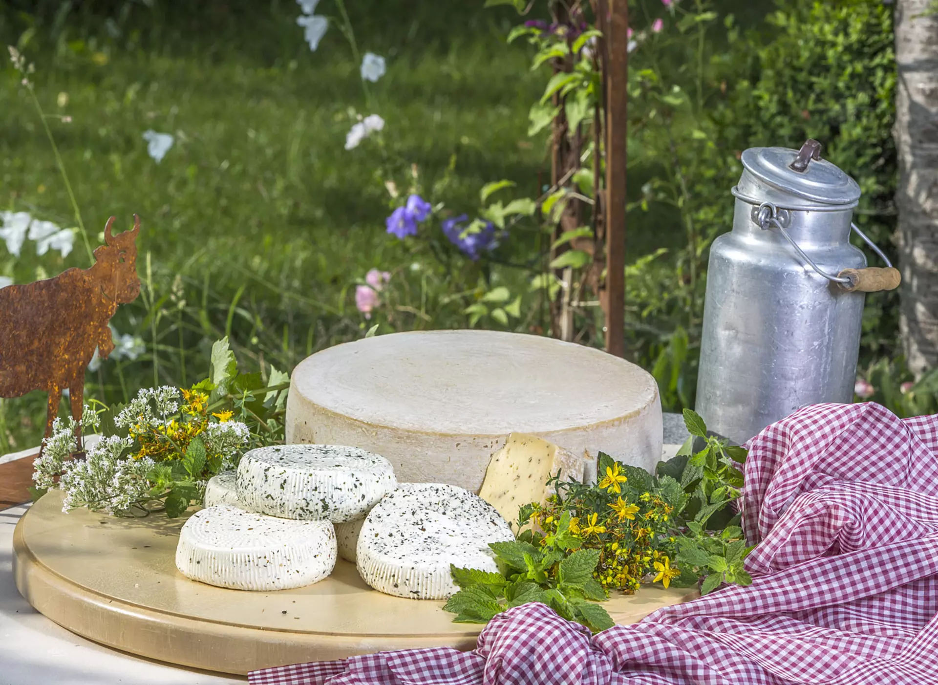 im Urlaub auf dem Biobauernhof in Bayern Käse und Milch in Bioqualität einkaufen