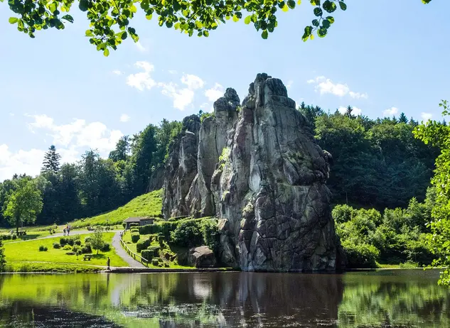 Externsteine bei Horn-Bad Meinberg - © Pixabay.com, Jürgen Treiber im Familienurlaub im Teutoburger Wald die Externsteine besuchen