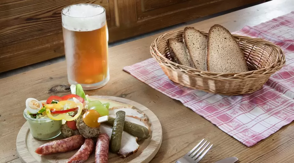 Brotzeit in einer Zoigl Heckenwirtschaft - © www.bayern.by, Tobias Gerber im Urlaub in der Oberpfalz zur Vesper in eine Zoigl Heckenwirtschaft einkehren