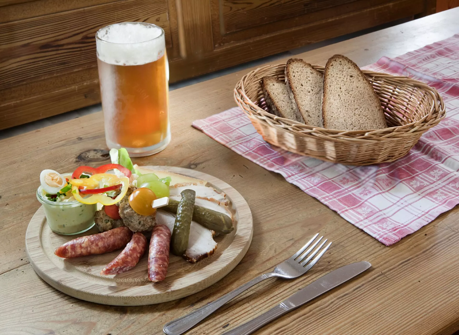Brotzeit in einer Zoigl Heckenwirtschaft - © www.bayern.by, Tobias Gerber im Urlaub in der Oberpfalz zur Vesper in eine Zoigl Heckenwirtschaft einkehren