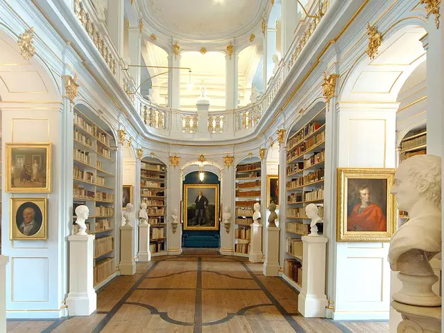 Die Herzogin Anna Amalia Bibliothek wurde 1691 als „Herzogliche Bibliothek“ von Herzog Wilhelm Ernst in Weimar gegründet.