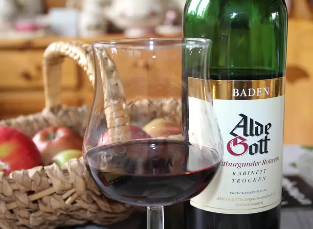 im Urlaub auf dem Weingut am Kaiserstuhl Burgunderweine verkosten