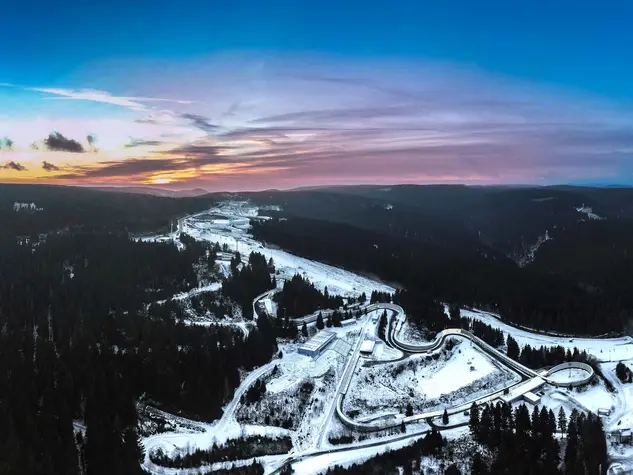 LOTTO Thüringen EISARENA in Oberhof - © Regionalverbund Thüringer Wald e. V. Winterurlaub in Thüringen verbringen und den Eiskanal in Oberhof besichtigen