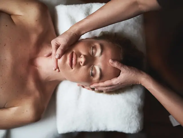 Wellnessurlaub auf dem Land – entspannende Gesichtsmassage genießen - © AdobeStock - Yakobchuk Olena Frau erhält eine entspannende Gesichtsmassage während eines Wellnessurlaubs auf dem Land