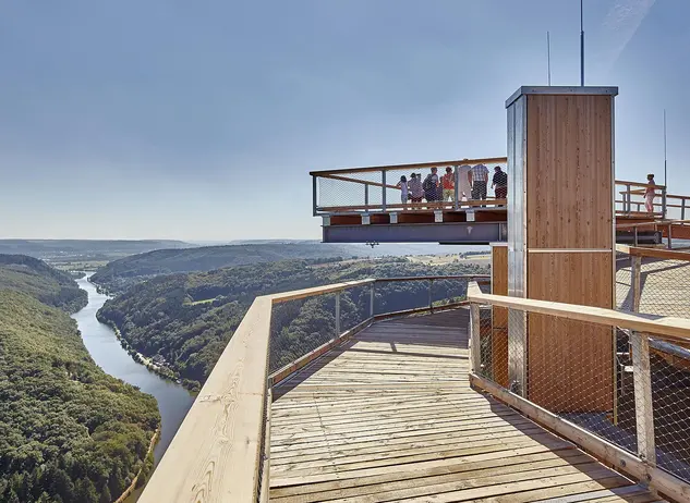 Aussicht vom Baumwipfelpfad an der Saarschleife - © Tourismus Zentrale Saarland, Lukas Huneke im Urlaub auf dem Bauernhof im Saarland den Baumwipfelpfad besteigen