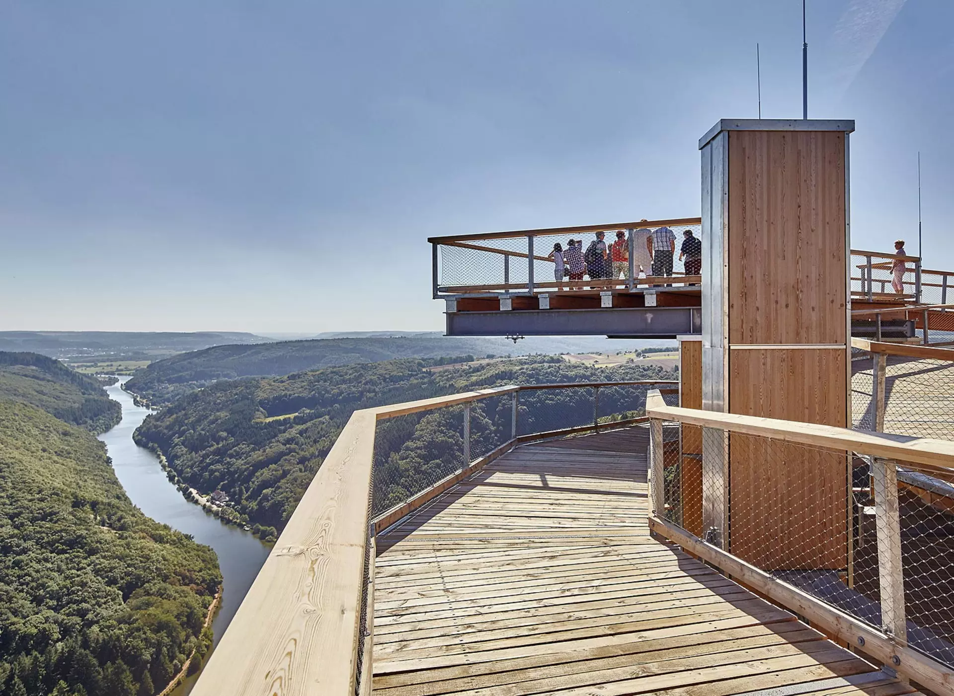 Aussicht vom Baumwipfelpfad an der Saarschleife - © Tourismus Zentrale Saarland, Lukas Huneke im Urlaub auf dem Bauernhof im Saarland den Baumwipfelpfad besteigen