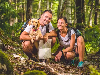 Wanderer machen eine Wadertour mit ihrem Hund