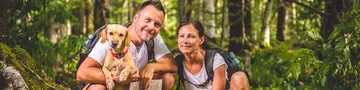 Wanderer machen eine Wadertour mit ihrem Hund