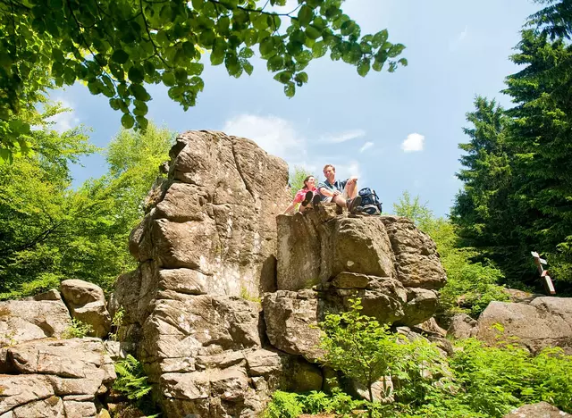 im Wanderurlaub im Westerwald auf die Wolfsteine bei Marienberg auf dem Westerwald-Steig klettern