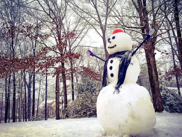 im Winterurlaub in Thüringen einen Schneemann bauen
