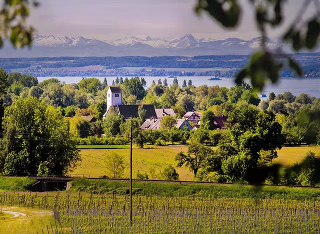 im Bodensee Urlaub das kleine Städtchen Uhldingen direkt am Bodensee besuchen und den Panoramablick auf die Alpen genießen