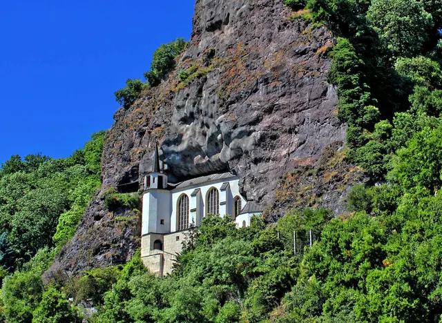 im Urlaub im Nahetal die Felsenkirche in Idar-Oberstein, dem Wahrzeichen der Stadt, besuchen