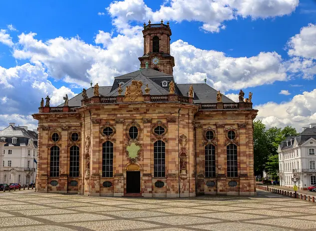 im Urlaub auf dem Bauernhof im Saarland die Stadt Saarbrücken besuchen und die Ludwigskirche bestaunen