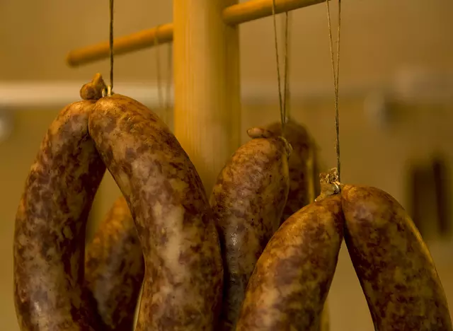 im Urlaub auf dem Bauernhof frische Wurst im Hofladen einkaufen