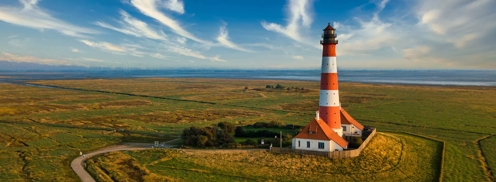 Vogelperspektive mit Blick auf den Leuchtturm Westerheversand, das Wahrzeichen der Halbinsel Eiderstedt in Schleswig-Holstein