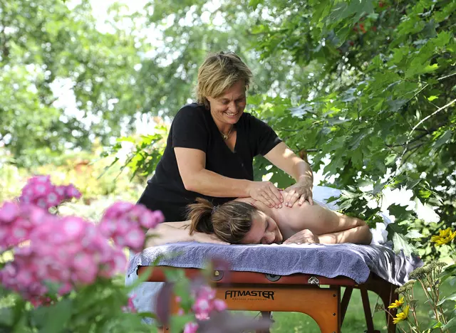 auf dem Wellnesshof in Thüringen bei einer Massage im Garten entspannen